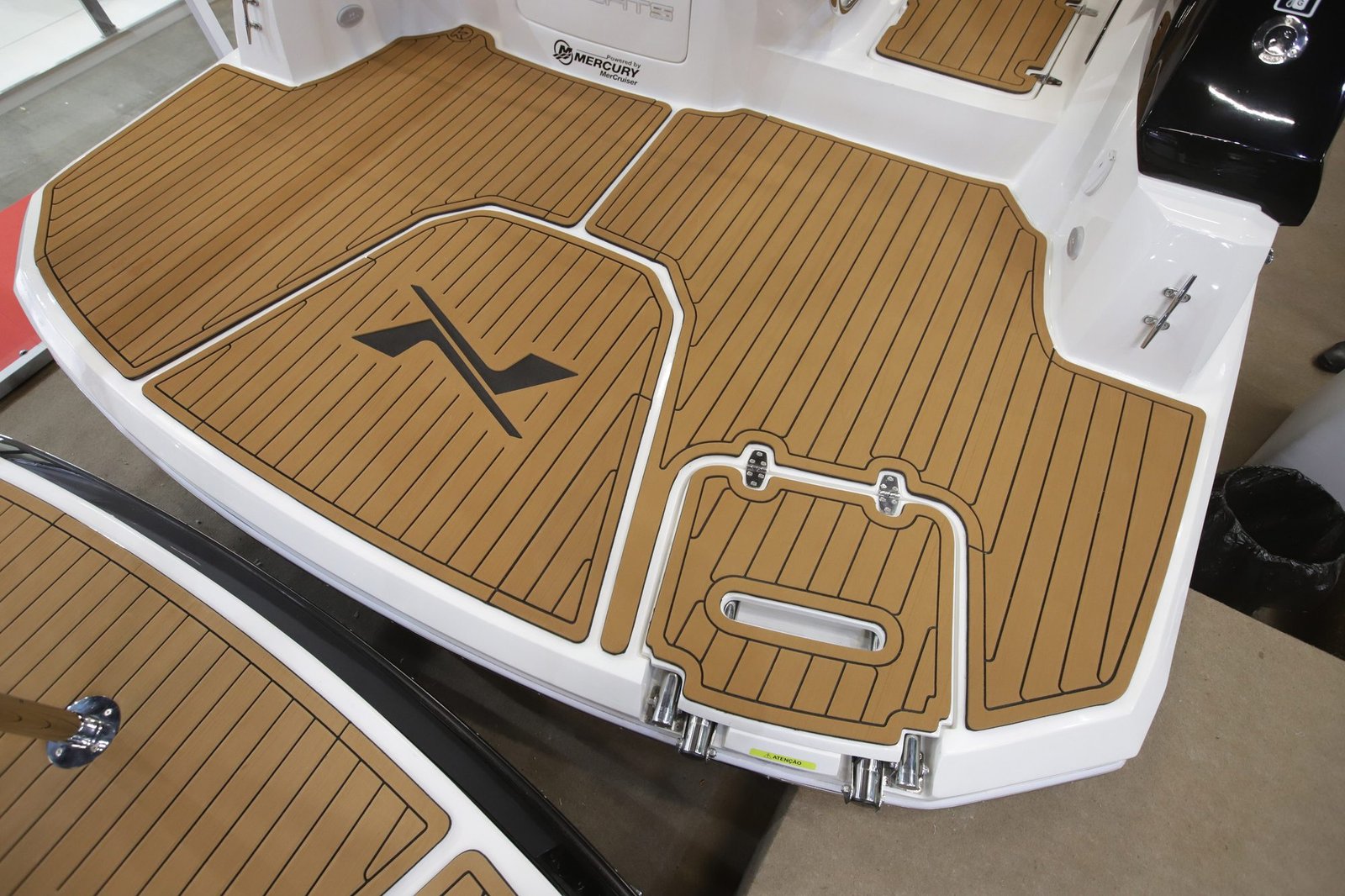 Cockpit com piso náutico instalado pela equipe Tropical Deck