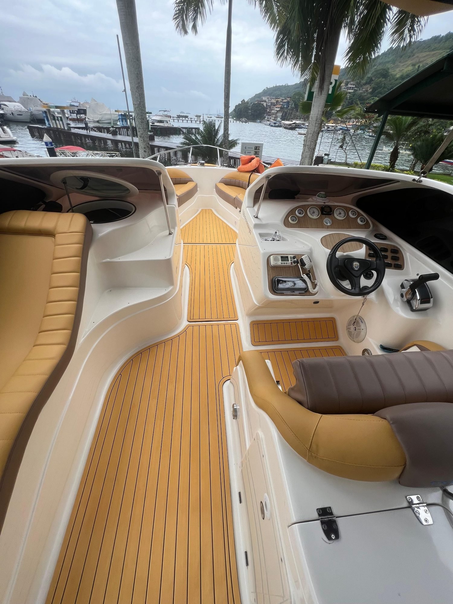 Cockpit de barco com piso náutico instalado